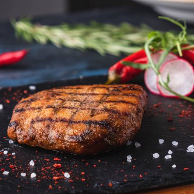 Sulu ızgara biftek. Yakın çekim.