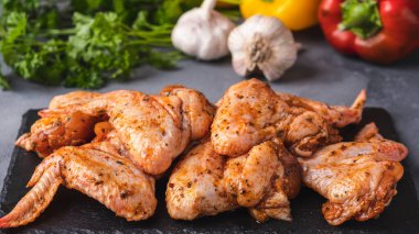 Baharatlı, marine edilmiş tavuk kanadı..