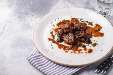 Lezzetli haşlanmış biftek. Ağır ateşte pişmiş et yahnisi. Boşluğu kopyala.