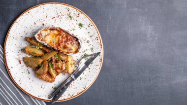 Domatesli fırında tavuk filetosu, patates dilimli mozzarella garnitürü. Üst Manzara. Boşluğu kopyala