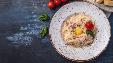 Lezzetli makarna alla carbonara. Manzara harika. Boşluğu kopyala