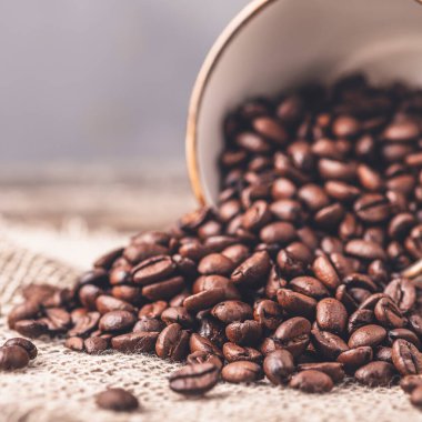 Kahve çekirdekli kahve fincanının tonlu fotoğrafı. Yakın çekim.