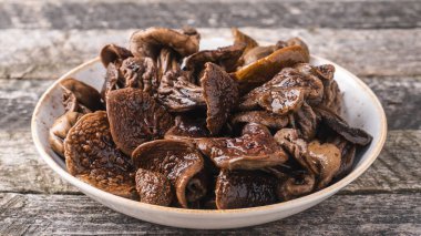 Tabakta haşlanmış beyaz mantarlar..