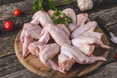 Pişirmek için malzemeli çiğ tavuk kanadı..