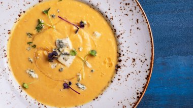 Mavi peynirli sonbahar balkabağı çorbası. Üst Manzara. Boşluğu kopyala