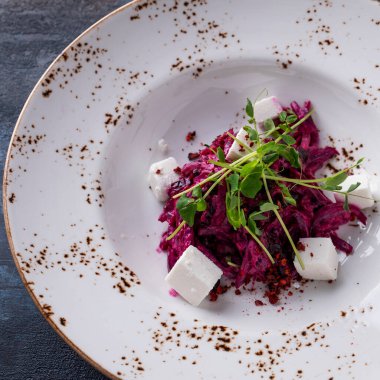 Tabakta pancar salatası. - Yakın çekim. Makro görünüm