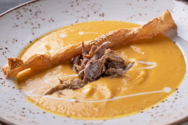 Et ve kremalı lezzetli balkabağı çorbası. Makro manzara. Yakın çekim.