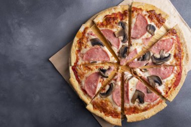 Jambonlu lezzetli pizza, mantarlı peynir ve fotokopi alanı. Üst görünüm