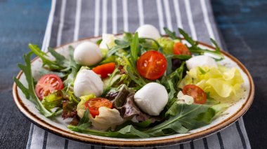 Lezzetli salata, roka ve taze sebzeler. Kopyalama alanı olan diyet yemekleri