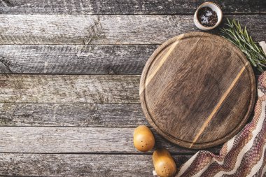 Baharat ve otlarla yemek pişirme tahtası. Kopya alanı olan yuvarlak kesme tahtasının üst görünümü.