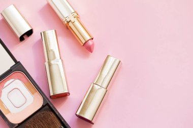 Pembe arka planda dekoratif kozmetik seti. Allık ve ruj.