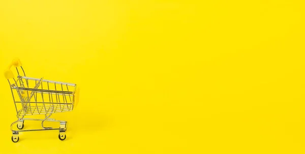 Banner Pequeño Carrito Compras Sobre Fondo Amarillo Espacio Para Texto — Foto de Stock