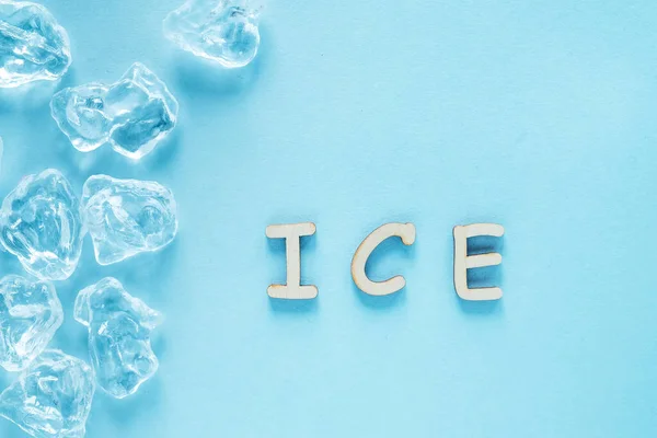 Cubos Hielo Sobre Fondo Azul Palabra Hielo Escrita Con Letras —  Fotos de Stock