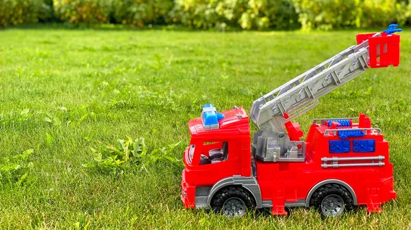 Camion Pompier Jouet Sur Herbe Verte Des Jouets Espace Copie — Photo