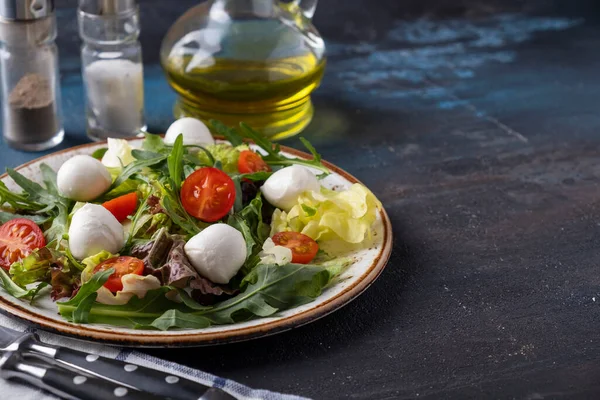 Vegetarischer Salat Mit Rucola Und Frischem Gemüse Auf Einem Teller — Stockfoto