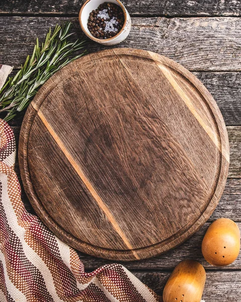 Baharat ve otlarla yemek pişirme tahtası. Kopya alanı olan yuvarlak kesim tahtası. Üst görünüm. 
