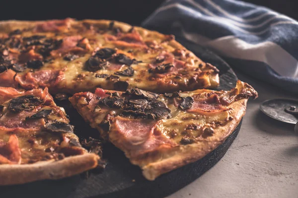 Jambonlu ve mantarlı İtalyan pizzası. - Yakın çekim. Renkli fotoğraf
