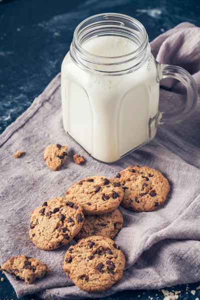 Bir bardak sütlü çikolatalı kurabiye..