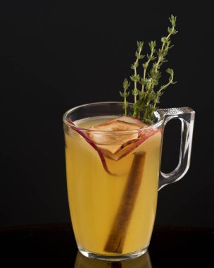 Siyah tarçınlı sıcak elma suyu..