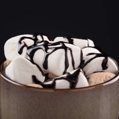 Marşmelovlu kahve. Siyah üzerine tatlı lokum konmuş lezzetli bir sıcak içecek. Yakın çekim.