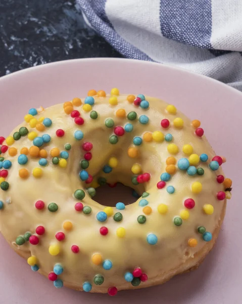Gelb Glasierte Donuts Auf Einem Teller — Stockfoto
