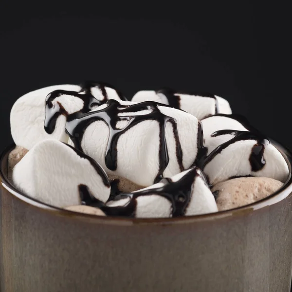 Kaffee Mit Eibisch Vorhanden Leckeres Heißgetränk Mit Süßem Marshmallow Auf — Stockfoto