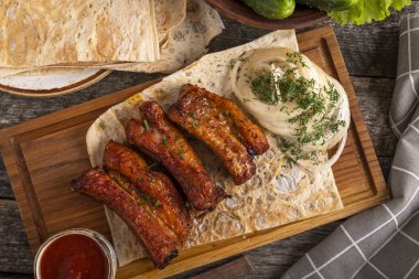 Tahtada domuz pirzolası. Üst görünüm