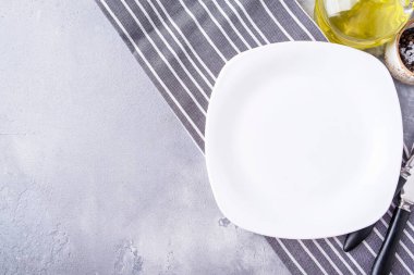 Çatal ve bıçakla servis edilen boş beyaz tabak. Üst Manzara. Boşluğu kopyala