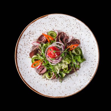 Siyah üzerine izole edilmiş leziz biftek salatası. Üst görünüm