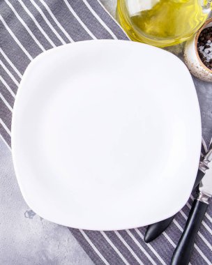 Boş beyaz tabak. Üst Manzara. Yakın çekim.