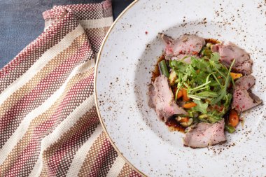 Tabakta sebzeli biftek salatası. Üst Manzara. Boşluğu kopyala