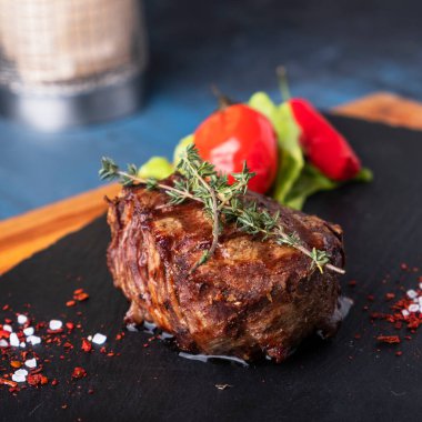 Sulu ızgara biftek. Yakın çekim.