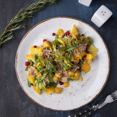 Ördekli sıcak salata, füme balkabağı, pastırma ve tabakta deniz dikenli sos. Üst görünüm