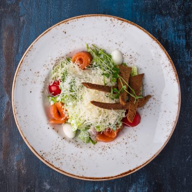 Somonlu Sezar salatası. Üst görünüm