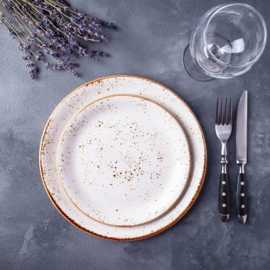 Çatal ve bıçaklı boş tabak. Üst Manzara. Yakın çekim.