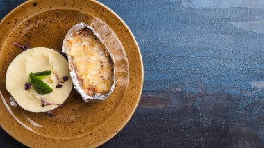 Peynirin altında fırında balık ve patates püresi. Üst Manzara. Boşluğu kopyala