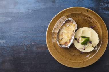 Peynirin altında fırında balık ve tabakta patates püresi. Üst Manzara. Metin için boşluk