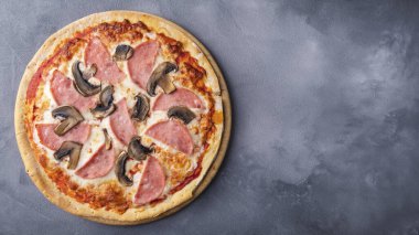 Jambonlu, mantarlı ve peynirli pizza. Boşluğu kopyala