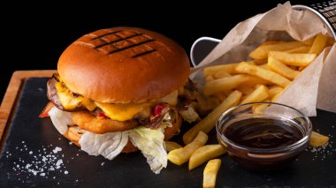 Peynirli et burger, pastırma, ketçap, domates ve patates kızartmalı marul.. 