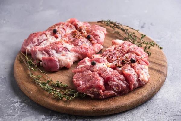 Carne Porco Crua Fresca Tábua Corte Madeira Com Especiarias — Fotografia de Stock