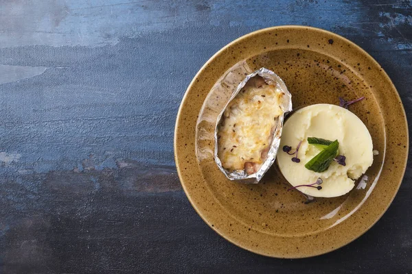 Peynirin altında fırında balık ve tabakta patates püresi. Üst Manzara. Metin için boşluk