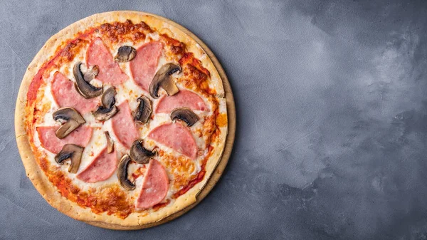 Jambonlu, mantarlı ve peynirli pizza. Boşluğu kopyala