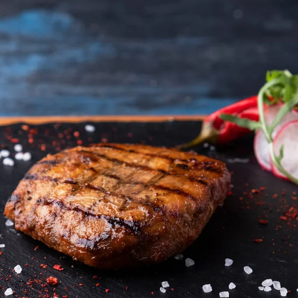 Kızarmış biftek. Yakın çekim.