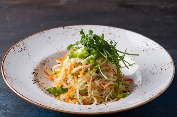 Ekşi kremalı lahana salatası. Vitamin salatası 