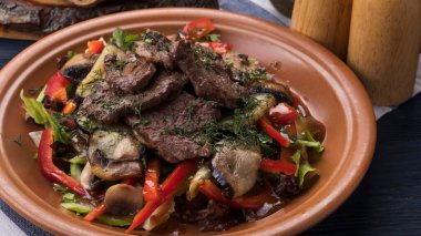 Et salatası ve sebzelerle süslenmiş dana eti.. 