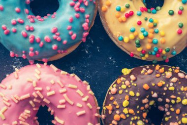 Cilalı renkli donut arka planı. Renkli fotoğraf