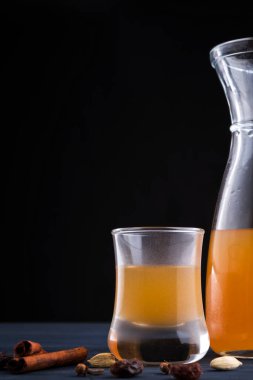 Baharatlı bardakta bal likörü.