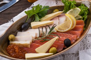 Somon ve halibut tabağında çeşitli balıklar. Soğuk atıştırmalık