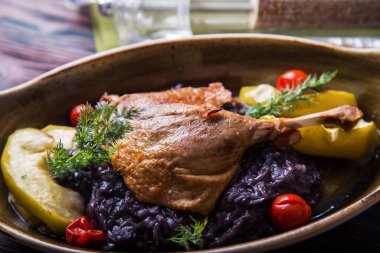 Kızarmış ördek bacağı, lahana turşusu ve fırında elmayla birlikte vişneli domates ve biberiye.. 