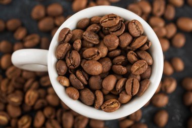 Kahve çekirdekli beyaz kupa. Makro görünüm.